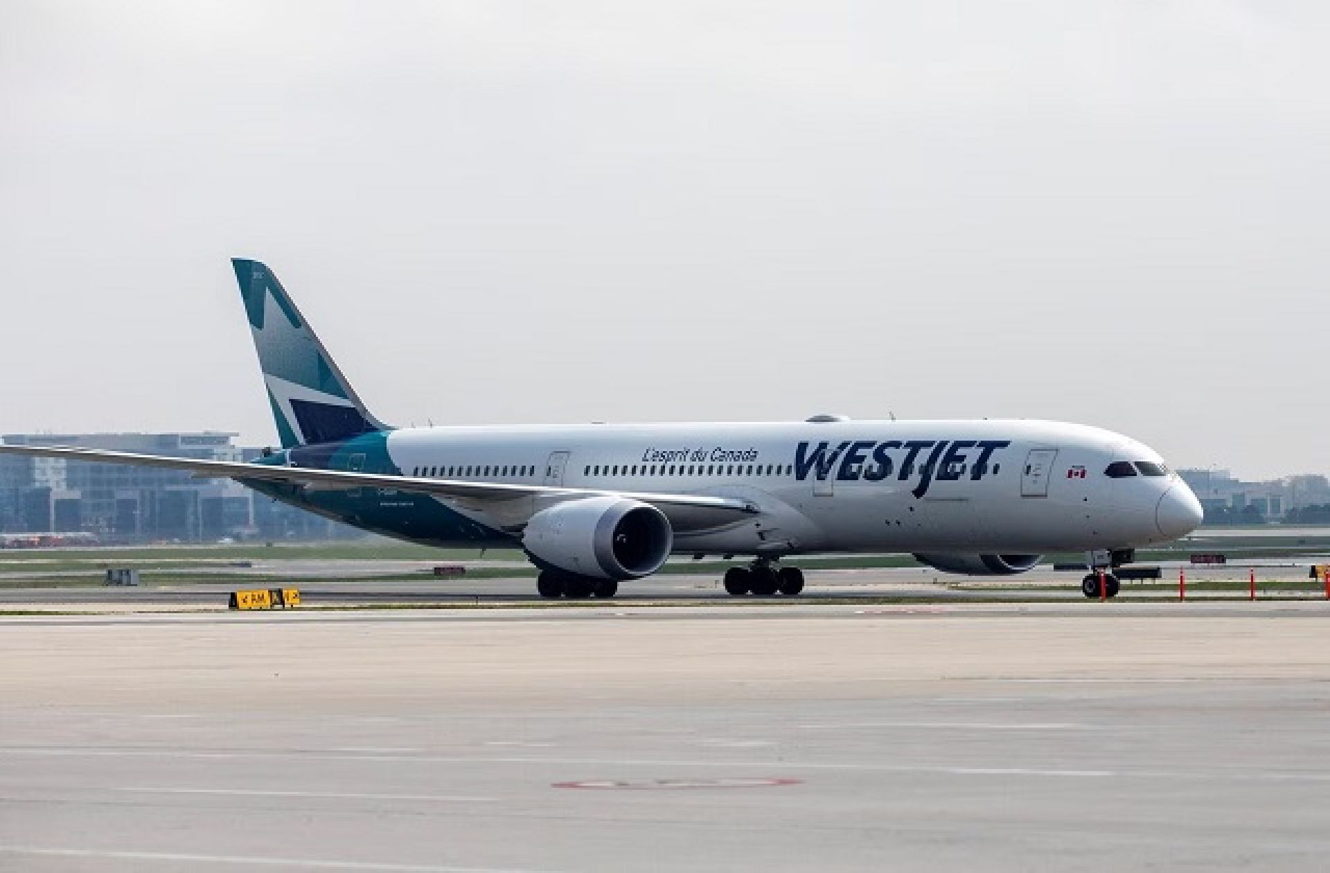 आकस्मिक हडतालपछि ४०० भन्दा बढी उडान रद्द